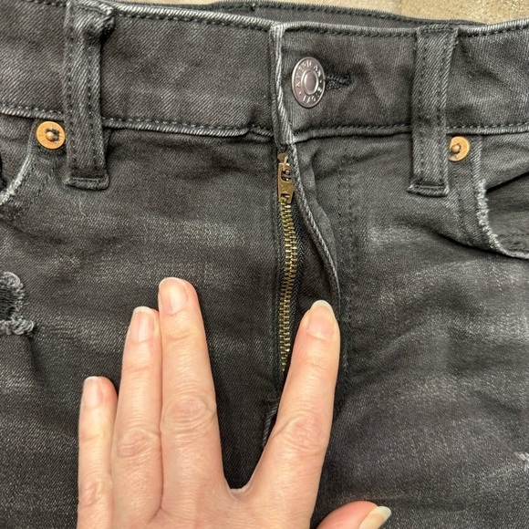 American Eagle Distressed Hi Rise Shortie Jean Short size 4 - Picture 7 of 11